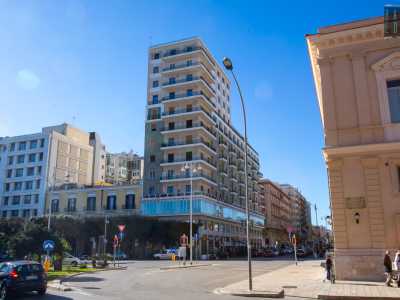 � il �Palazzo della Motta�, stabile di 12 piani che svetta sulle basse abitazioni che lo circondano dal lontano 1955, anno in cui fu costruito all�angolo tra corso Cavour e corso Vittorio Emanuele